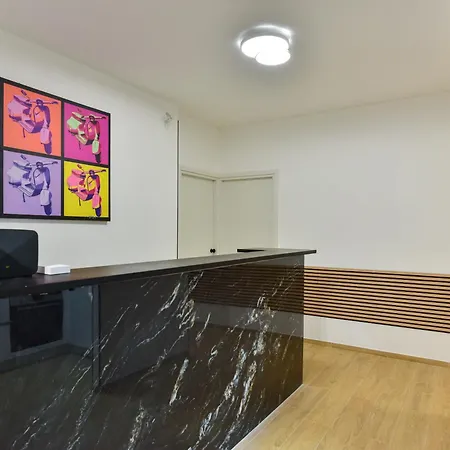 Royal Vatican بيت ضيافة 4*